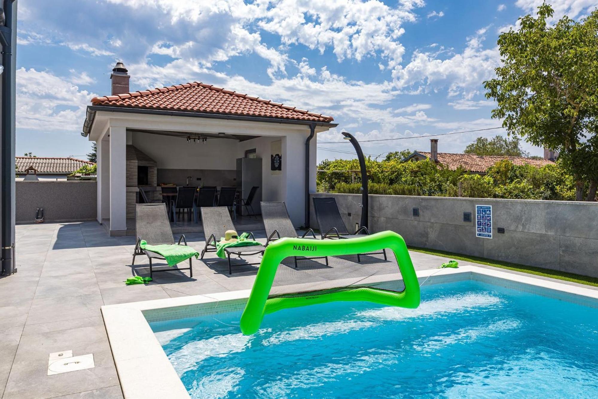 Villa Speranza With Illuminated Pool Pula