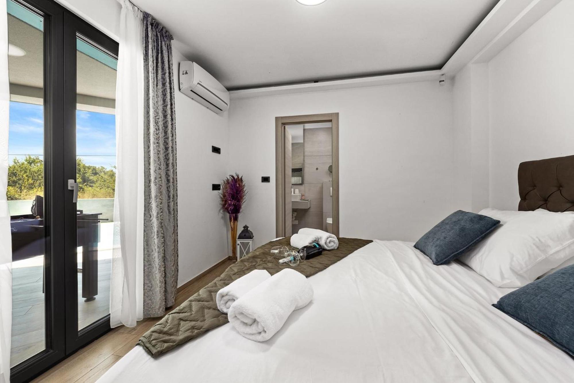 Speranza With Illuminated Pool Villa *