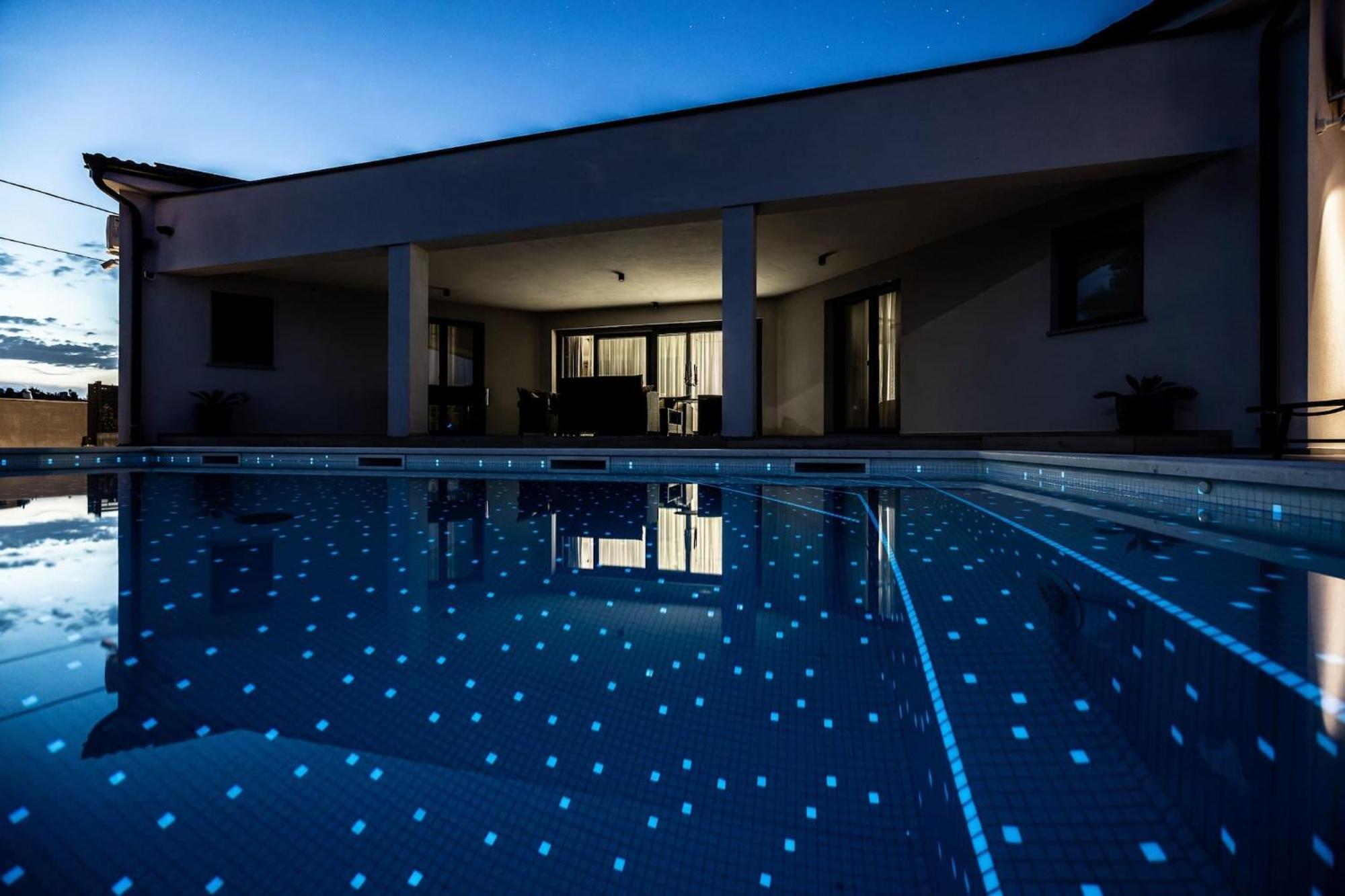 Speranza With Illuminated Pool