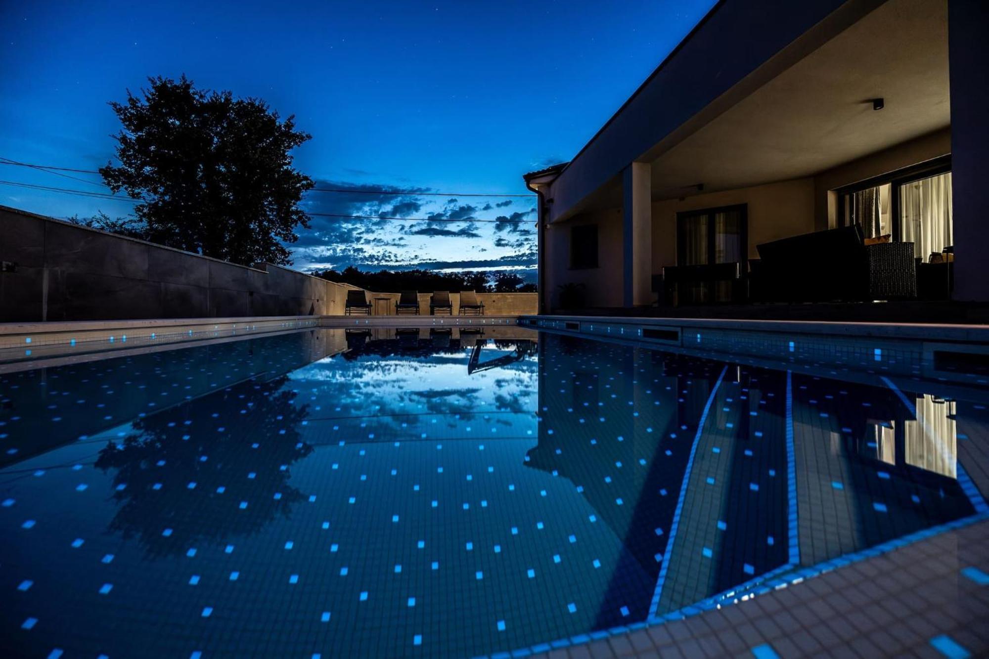 Villa Speranza With Illuminated Pool *